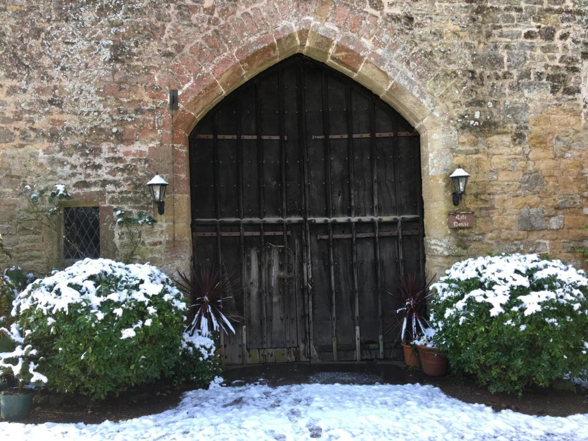 Welsh Gatehouse, Historic Castle Which Can Cater For Electric Vehicle Mathern Екстериор снимка