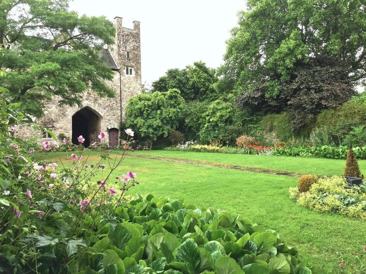 Welsh Gatehouse, Historic Castle Which Can Cater For Electric Vehicle Mathern Екстериор снимка