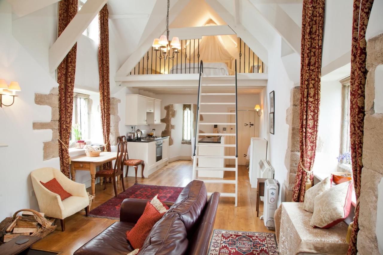 Welsh Gatehouse, Historic Castle Which Can Cater For Electric Vehicle Mathern Екстериор снимка