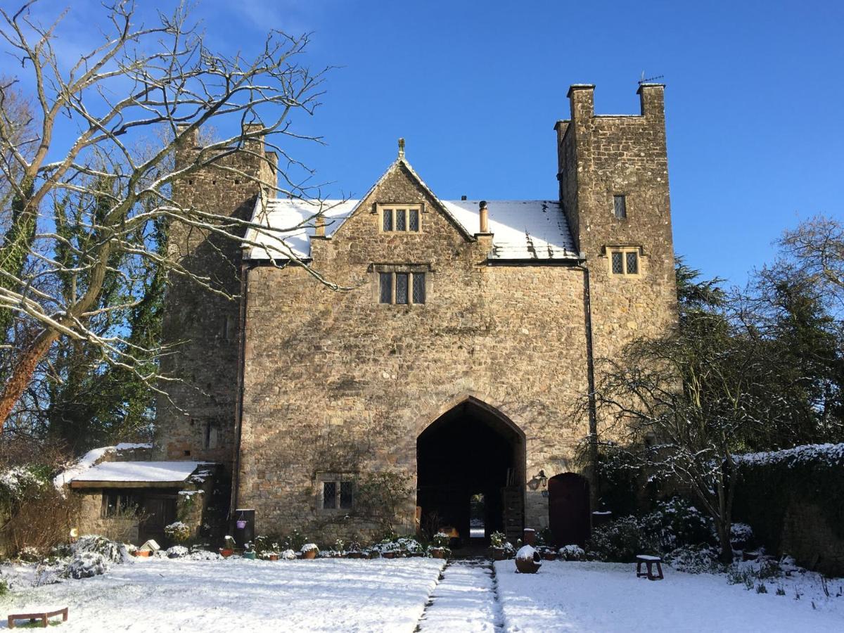 Welsh Gatehouse, Historic Castle Which Can Cater For Electric Vehicle Mathern Екстериор снимка