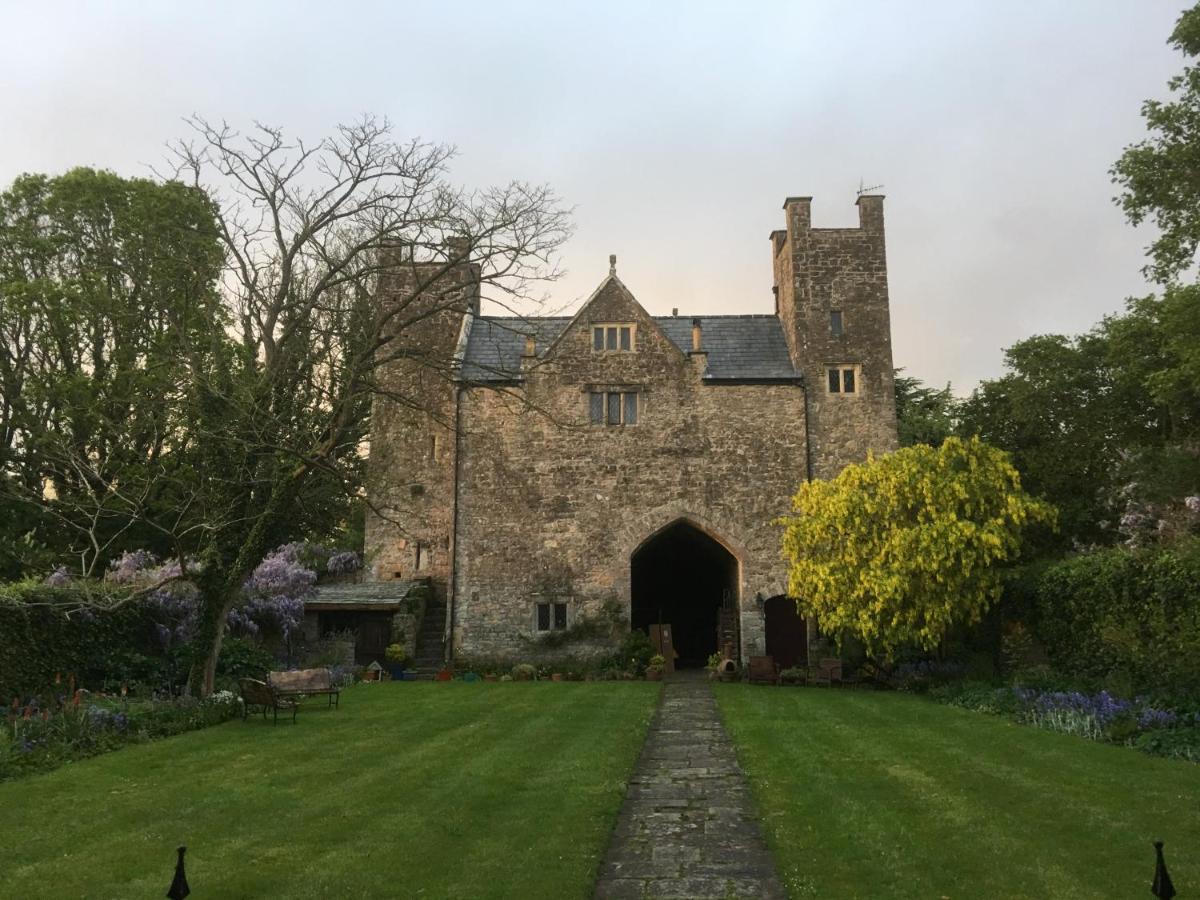 Welsh Gatehouse, Historic Castle Which Can Cater For Electric Vehicle Mathern Екстериор снимка