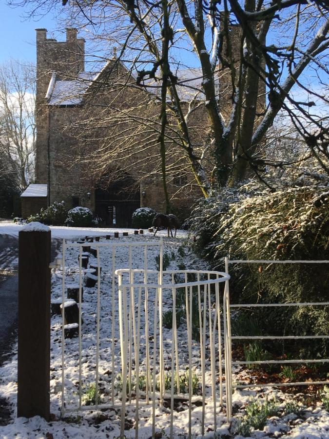 Welsh Gatehouse, Historic Castle Which Can Cater For Electric Vehicle Mathern Екстериор снимка