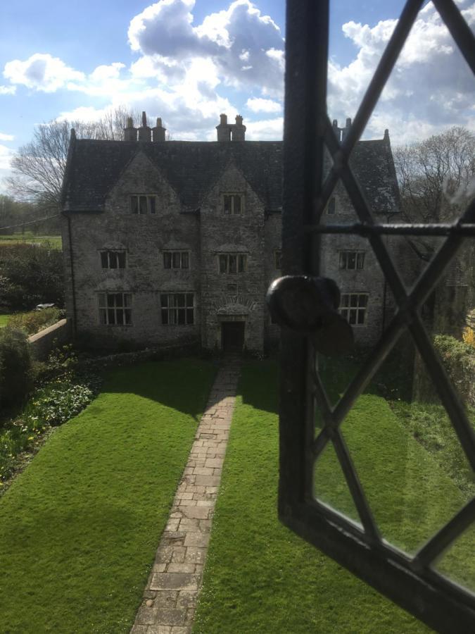 Welsh Gatehouse, Historic Castle Which Can Cater For Electric Vehicle Mathern Екстериор снимка