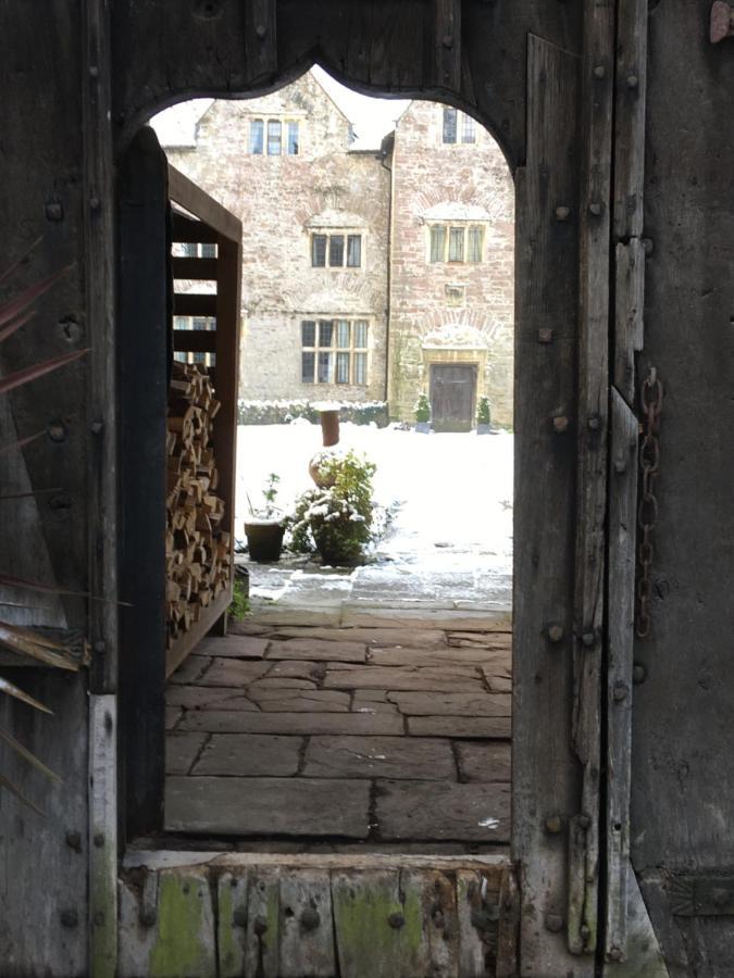 Welsh Gatehouse, Historic Castle Which Can Cater For Electric Vehicle Mathern Екстериор снимка