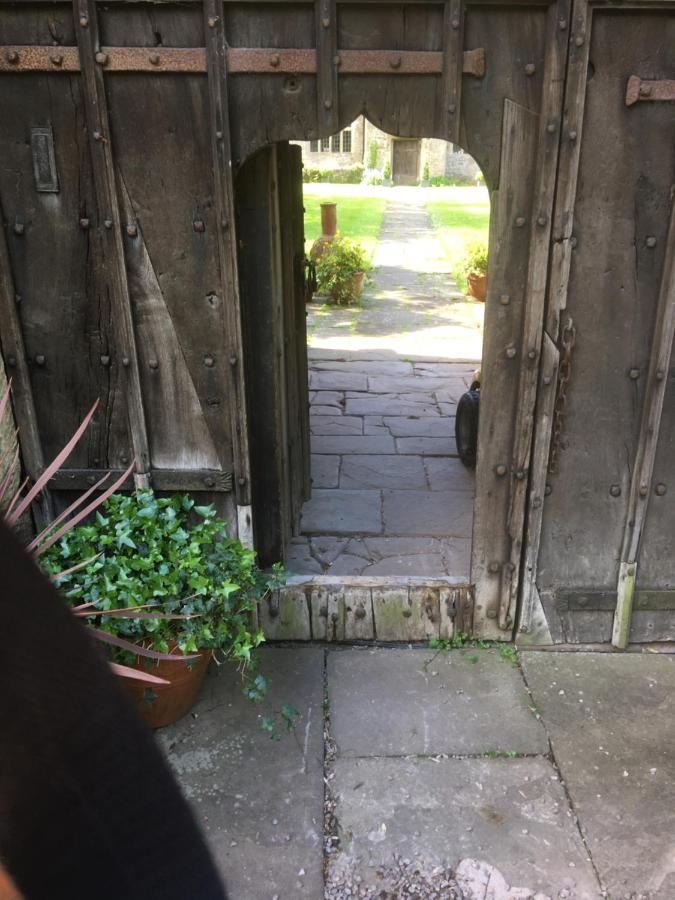 Welsh Gatehouse, Historic Castle Which Can Cater For Electric Vehicle Mathern Екстериор снимка