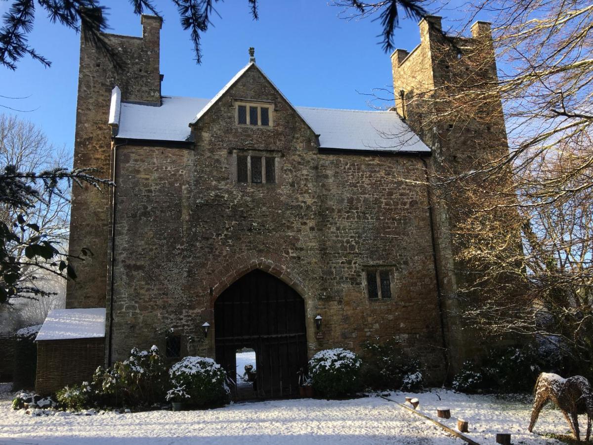 Welsh Gatehouse, Historic Castle Which Can Cater For Electric Vehicle Mathern Екстериор снимка