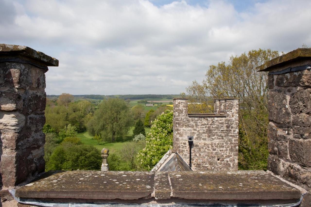 Welsh Gatehouse, Historic Castle Which Can Cater For Electric Vehicle Mathern Екстериор снимка