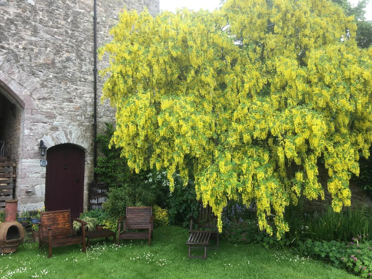 Welsh Gatehouse, Historic Castle Which Can Cater For Electric Vehicle Mathern Екстериор снимка