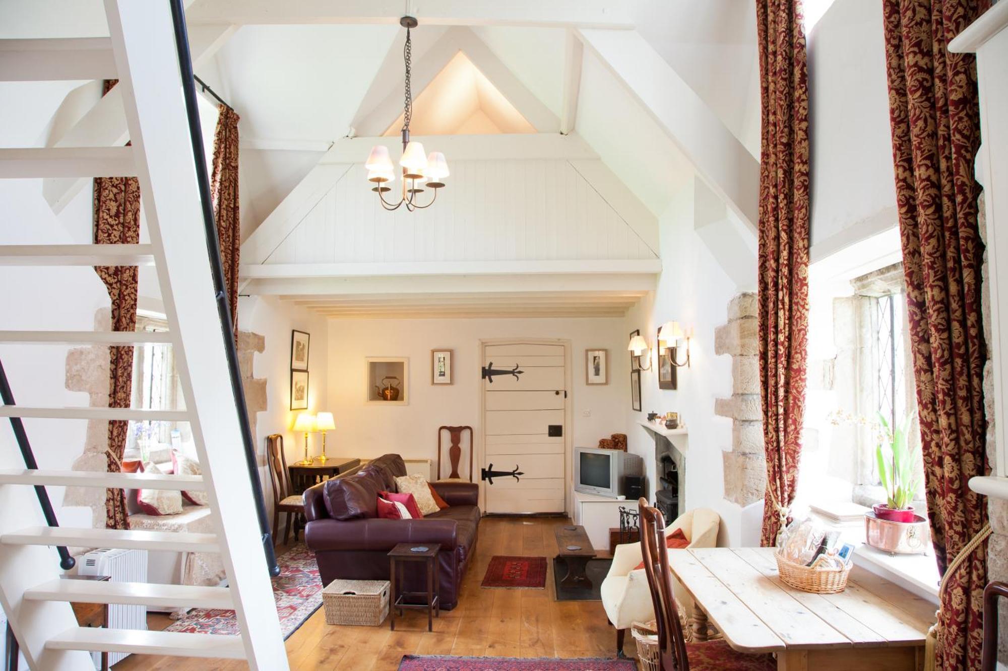 Welsh Gatehouse, Historic Castle Which Can Cater For Electric Vehicle Mathern Екстериор снимка